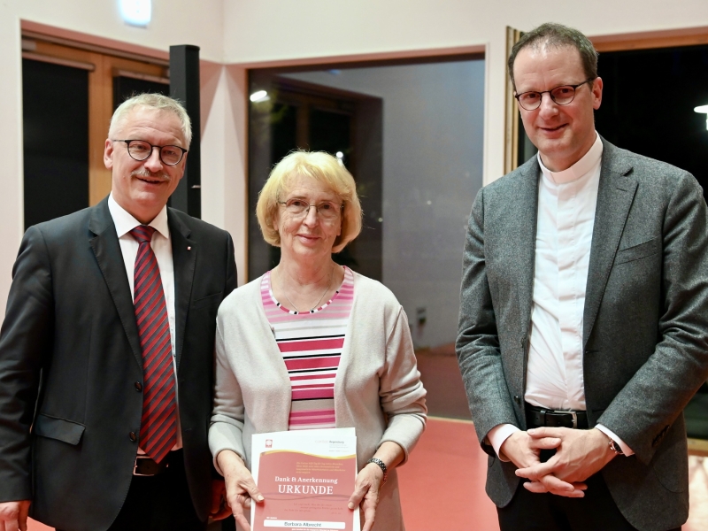 Personen mit Urkunden im Portrait