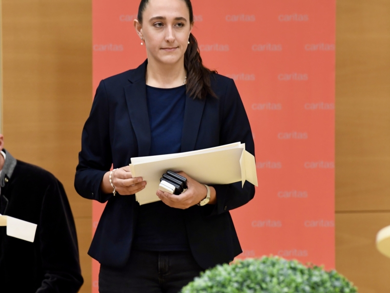 Persone steht in Raum mit Dokumenten