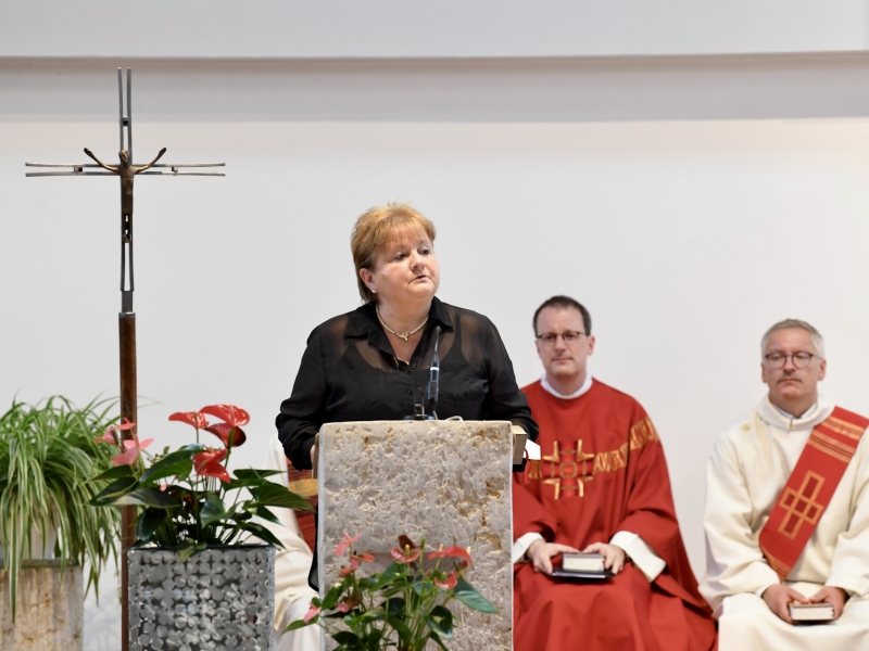 Renderin am Pult in Kirche