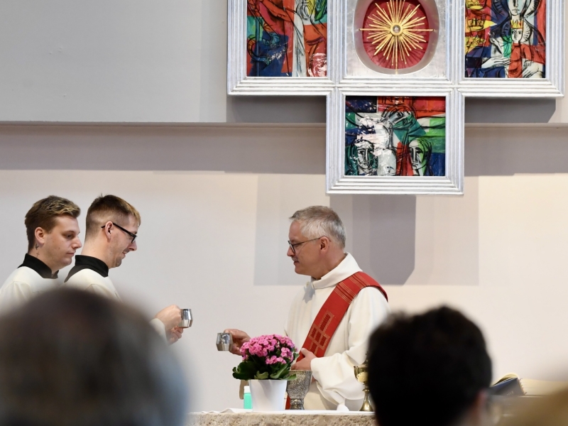 Geistlicher in Kirche