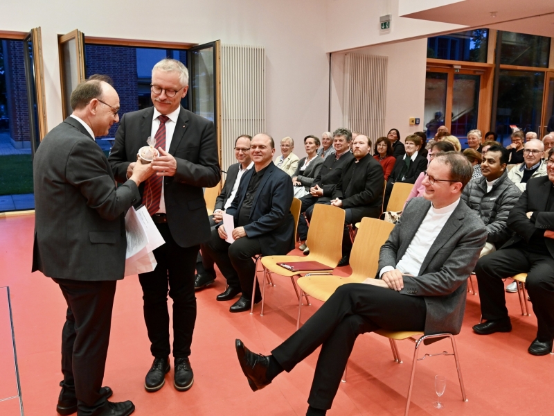 Personen in Veranstaltungsraum