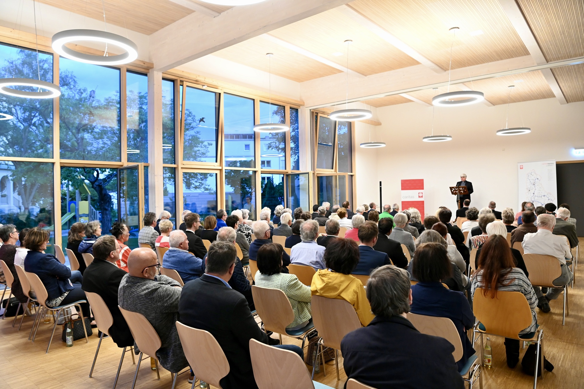 Redner und Personen in einem Kongresssaal