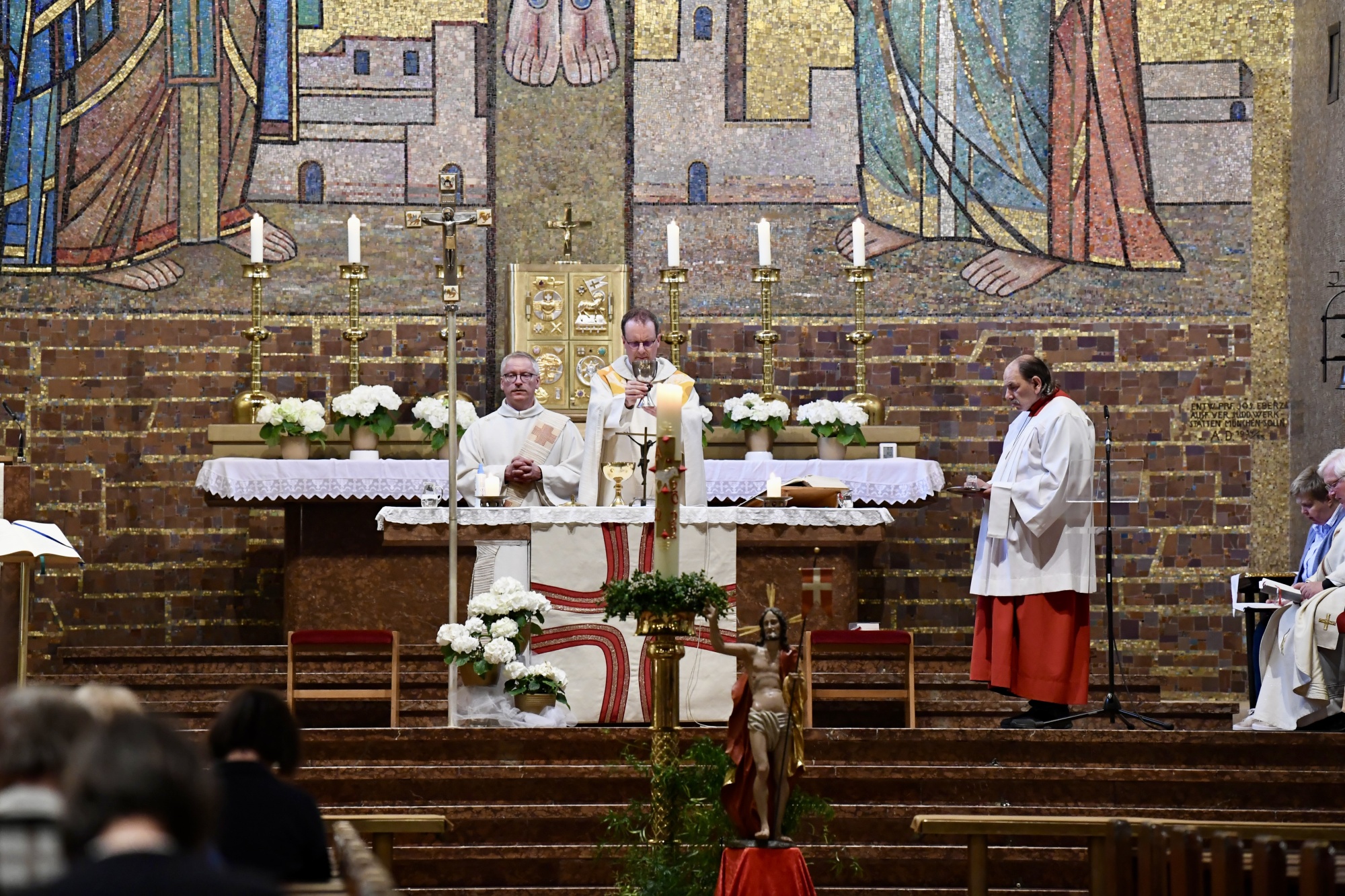Geistliche am Altar