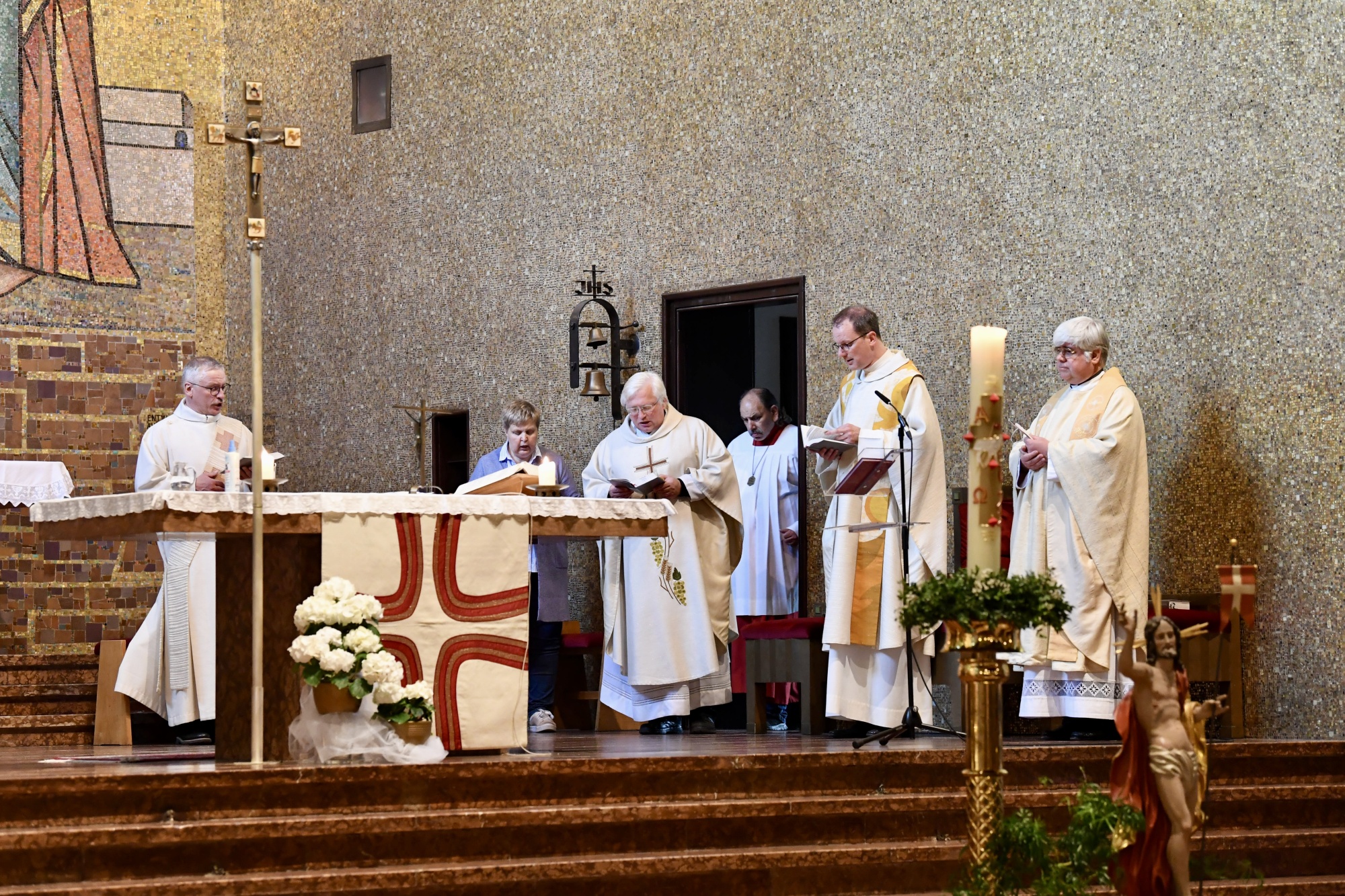 Geistliche am Altar