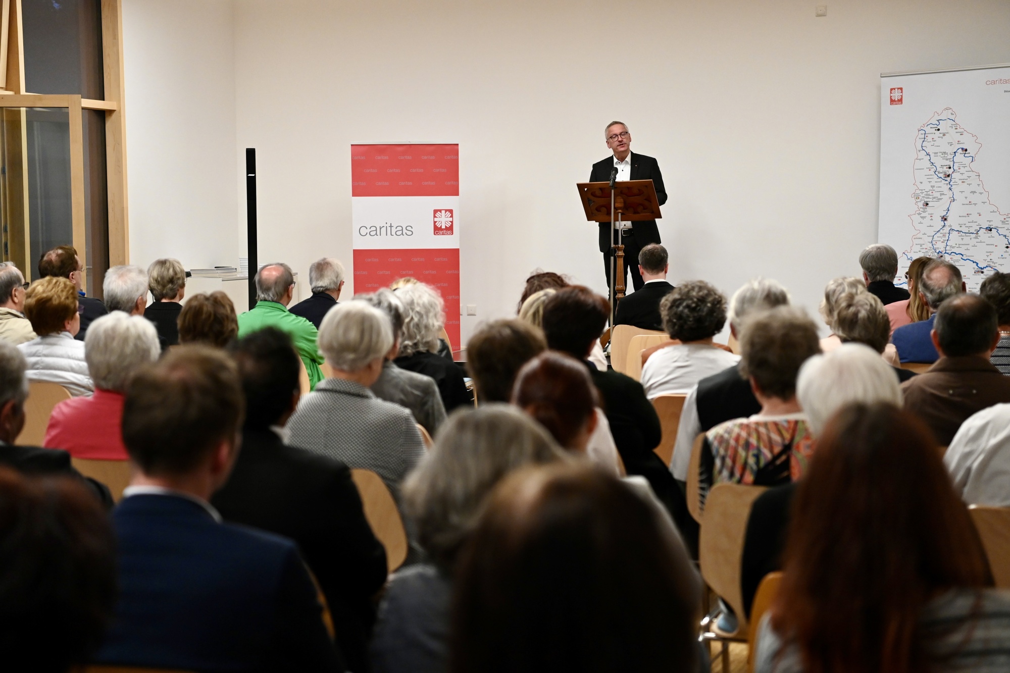 Redner und Personen in einem Kongresssaal