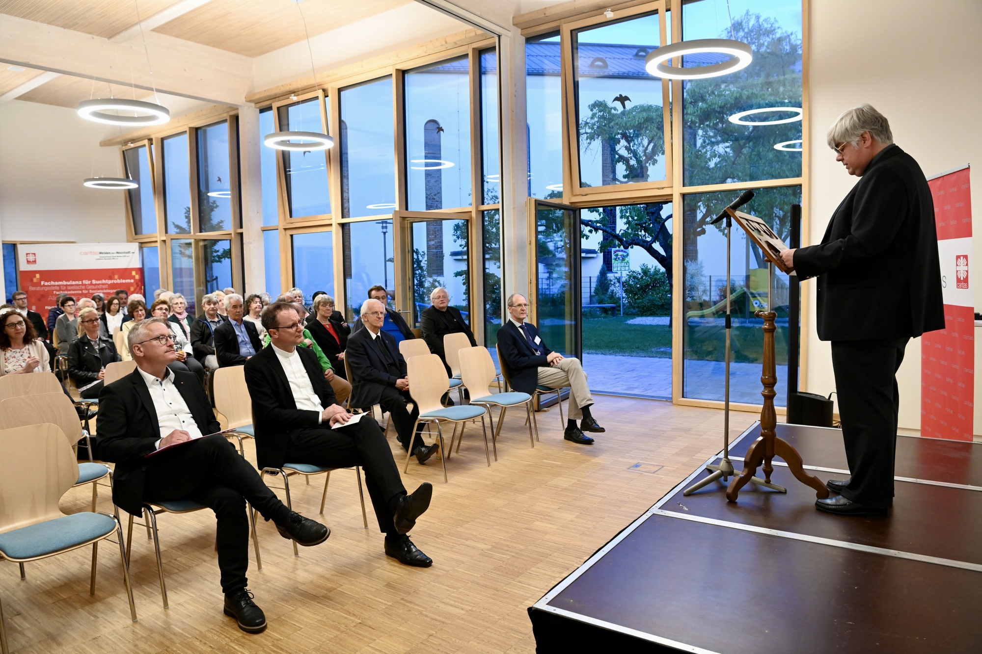 Personen hören einem Redner zu
