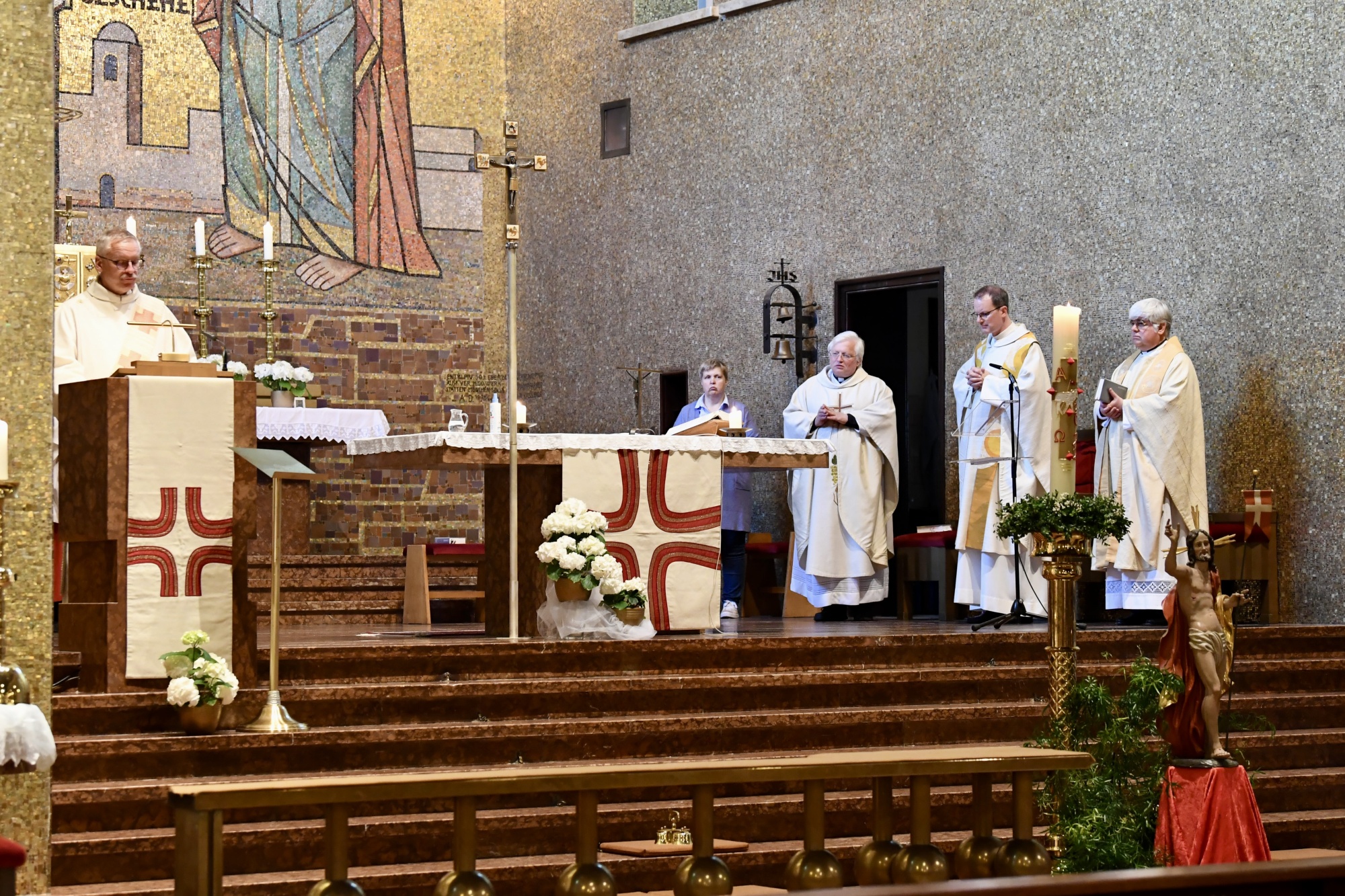 Geistliche am Altar