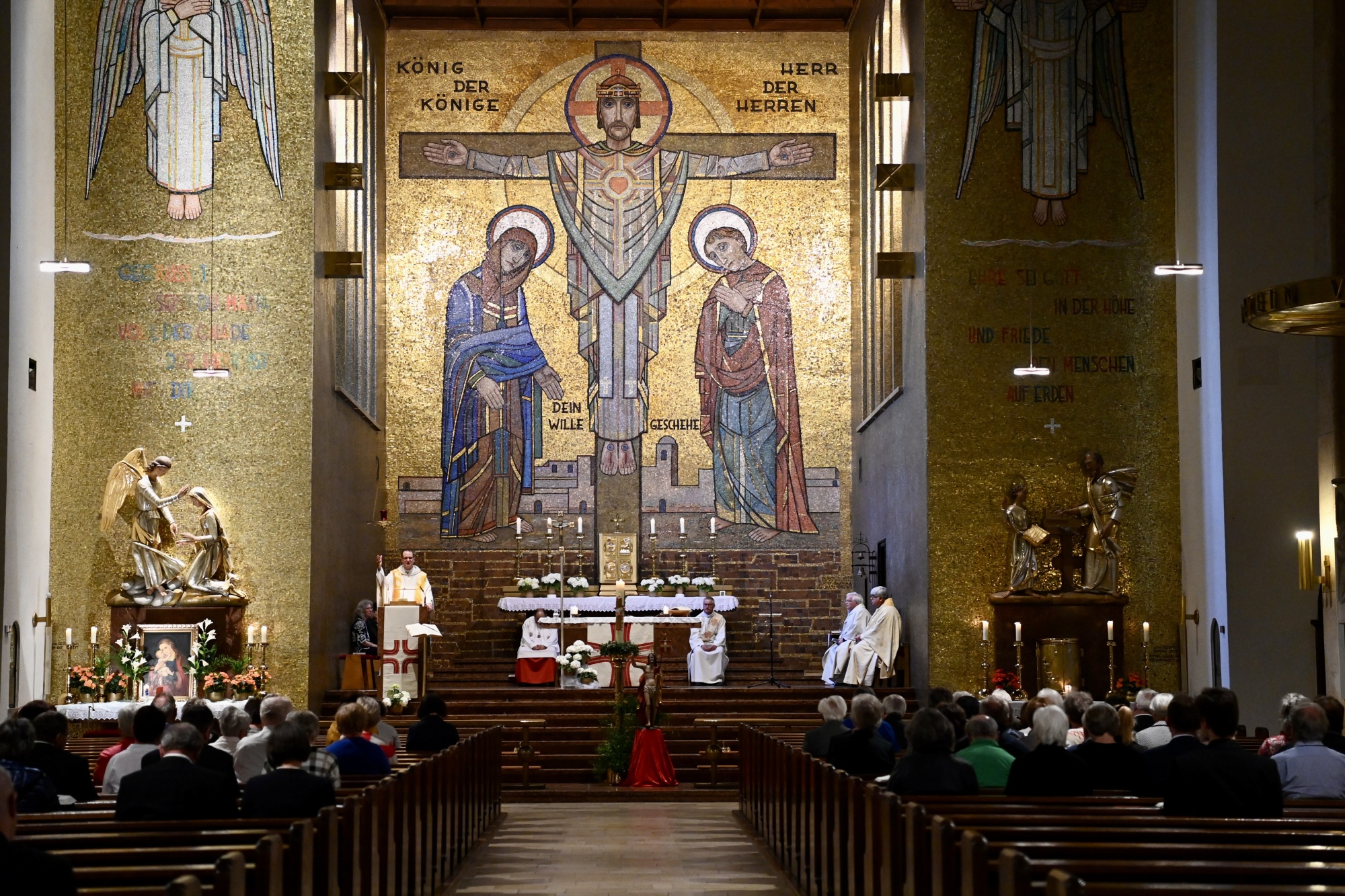 Geistliche in einer Kirche