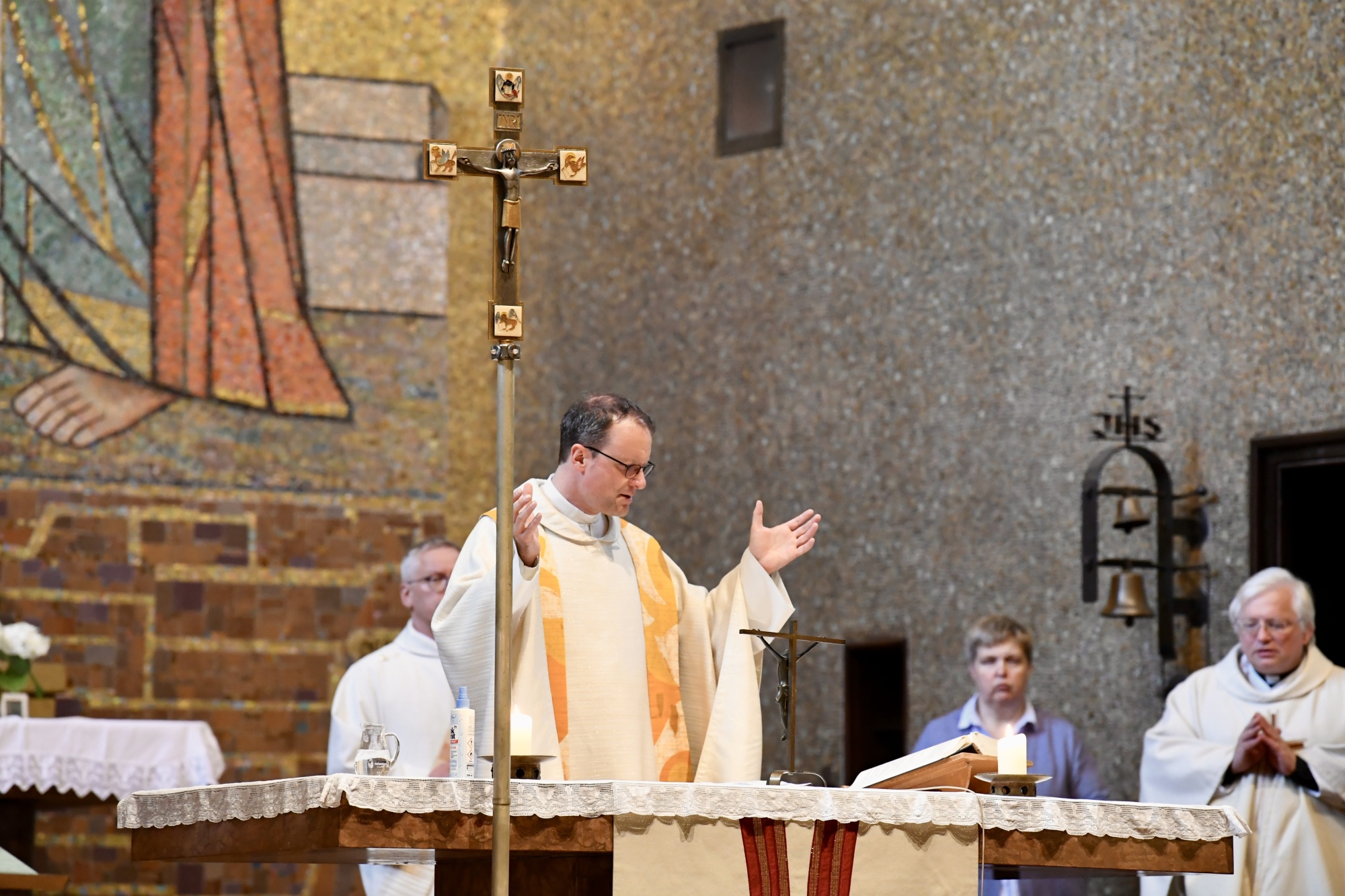 Geistliche am Altar