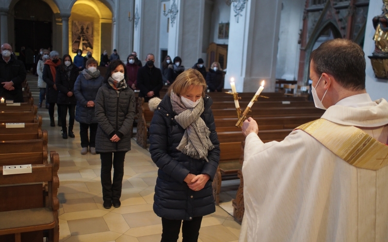 Segnung in einer Kirche