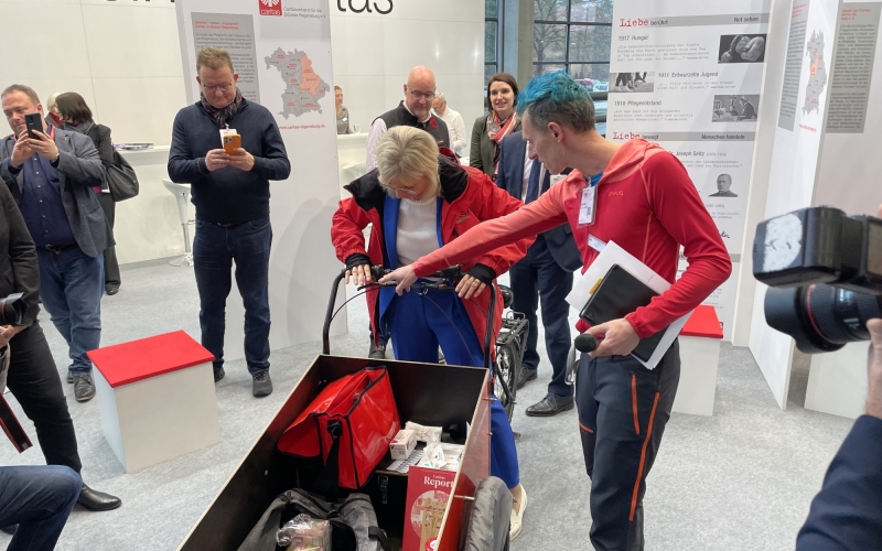 Personen und Lastenrad auf Messe