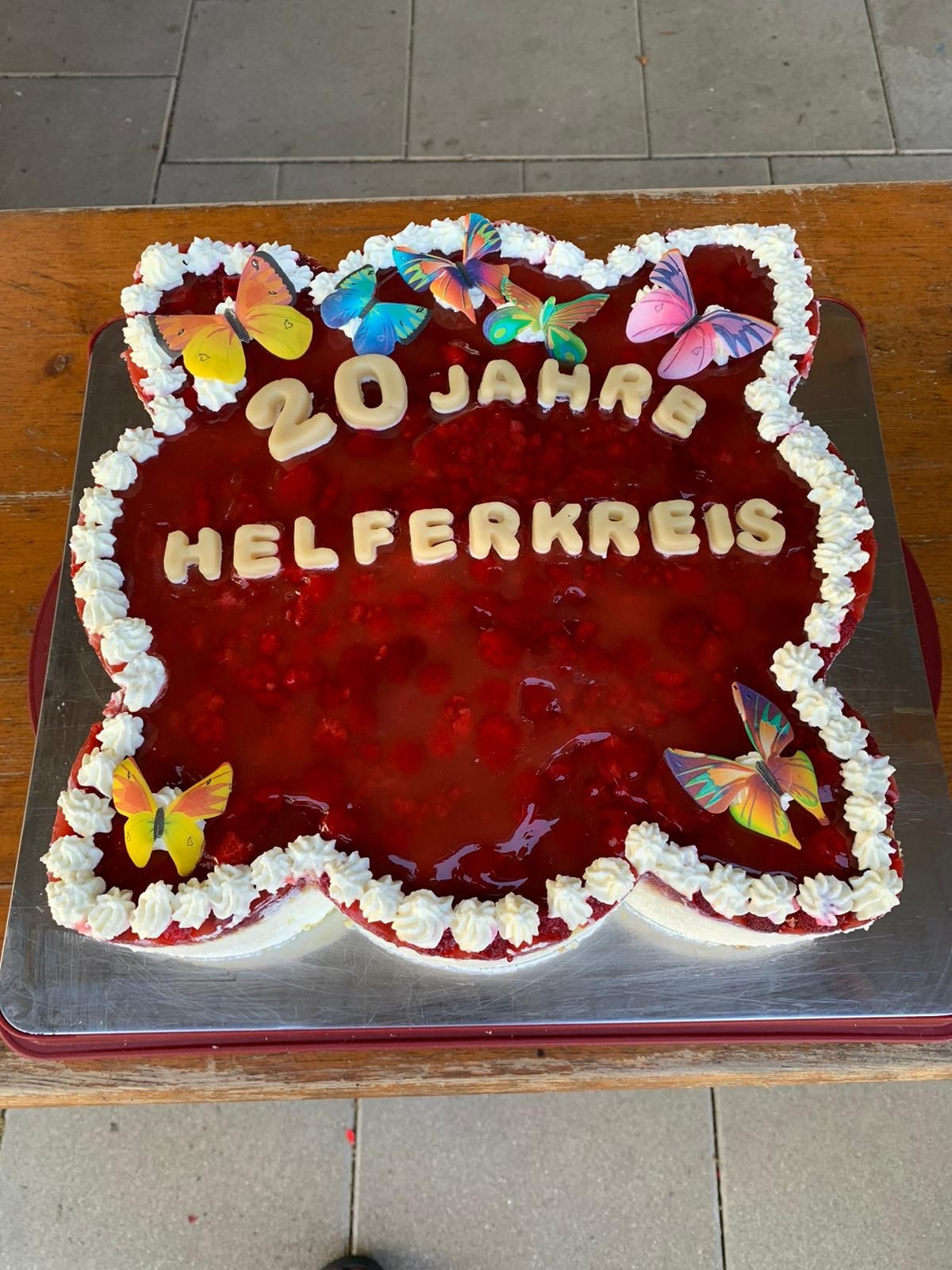 Kuchen mit 20 Jahren Helferkreis inschrift