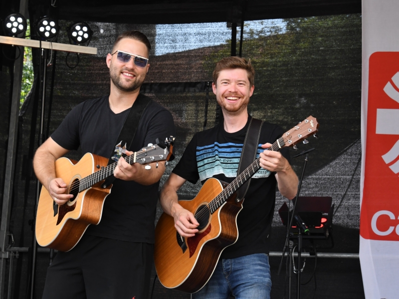 Musiker mit Gitarren