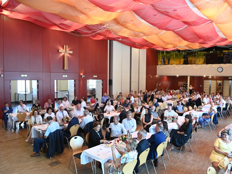Personen in Festsaal