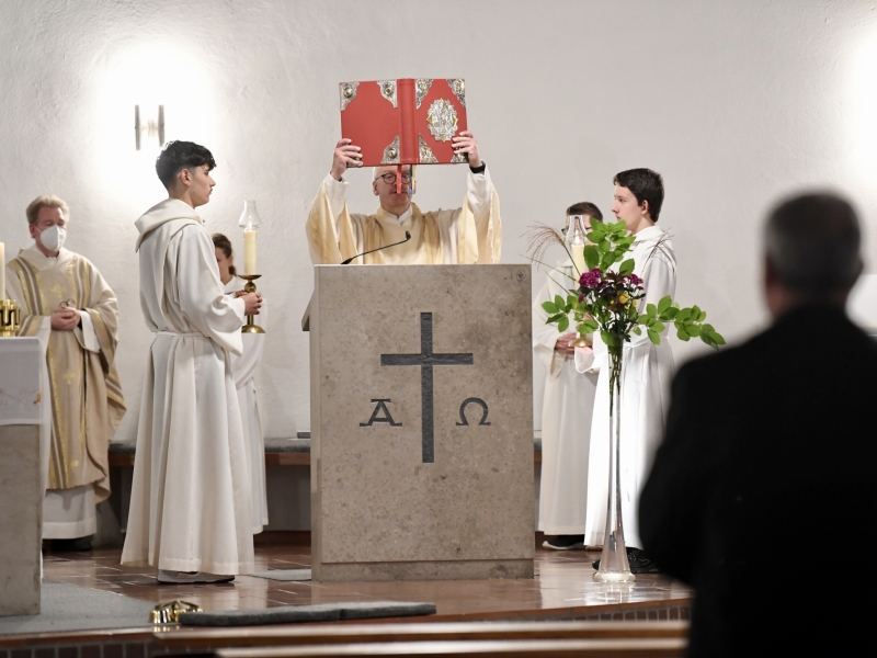 Geistlicher hinter Altar