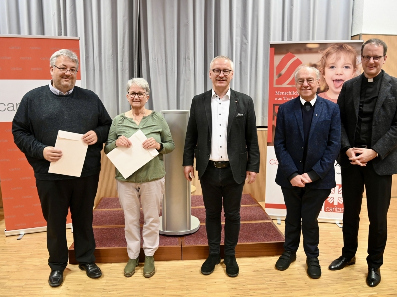 Gruppenfoto mit Urkunden