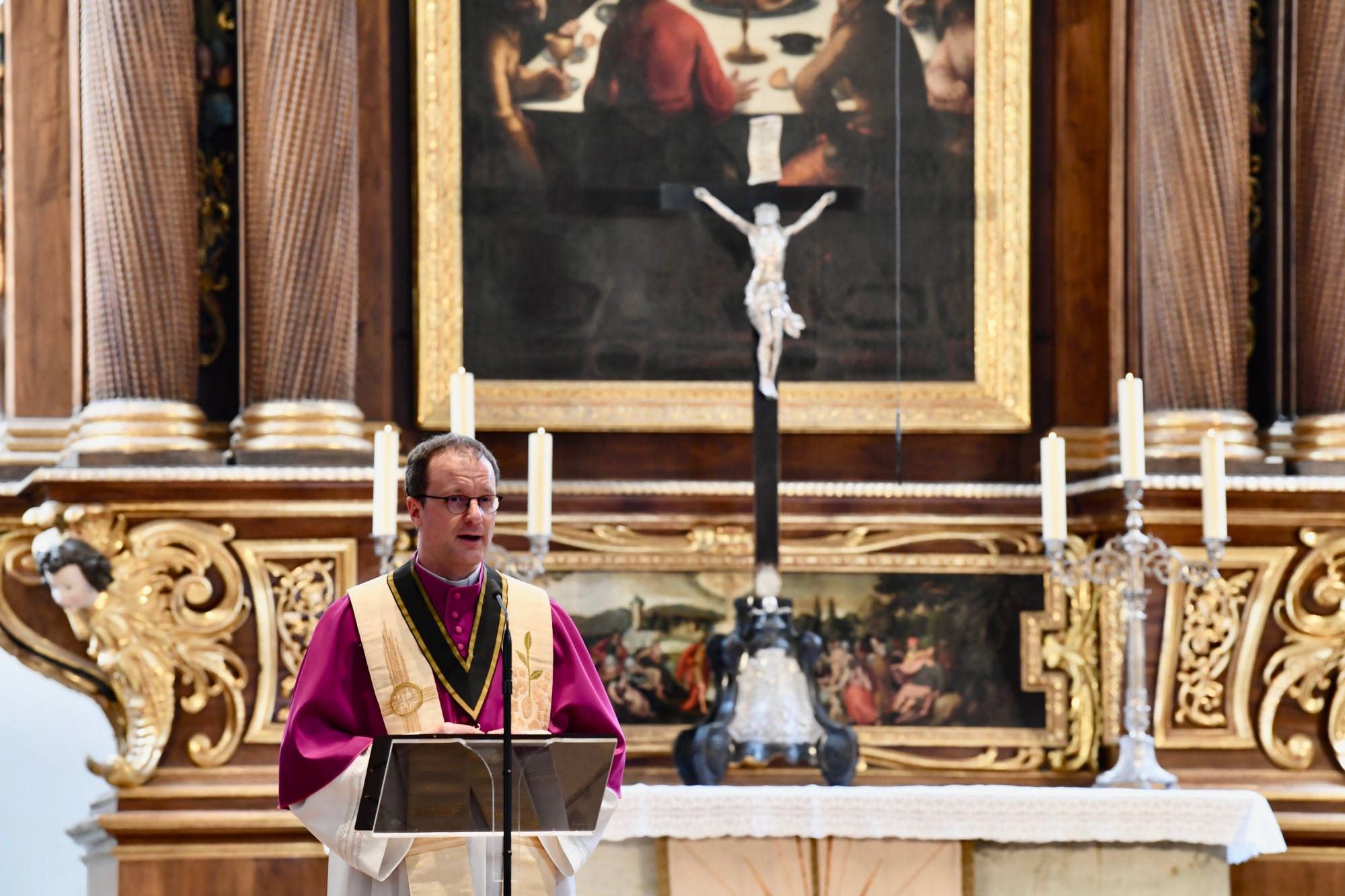 Geistliche in einer Kirche