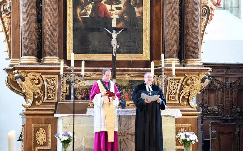 Geistliche in einer Kirche
