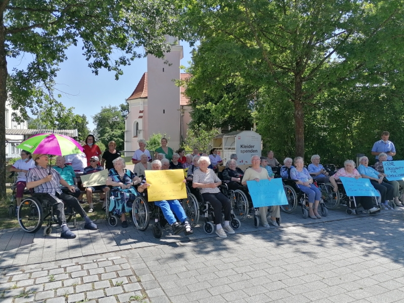 Senioren mit Plakaten