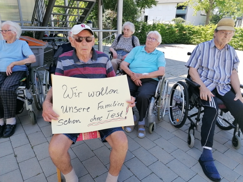 Senioren mit Plakaten