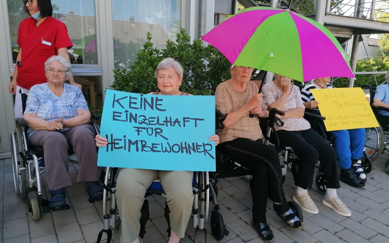 Senioren mit Plakaten