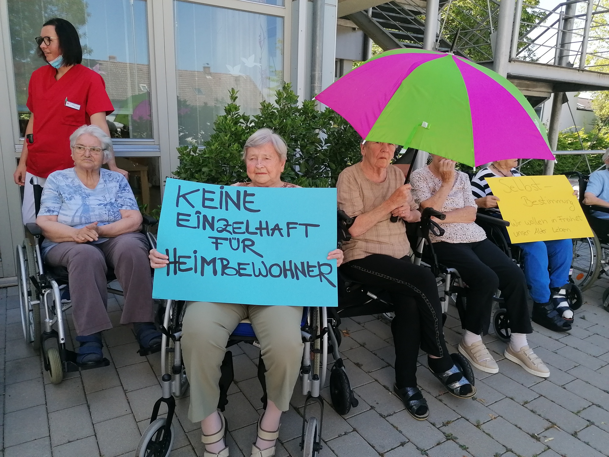 Senioren mit Plakaten
