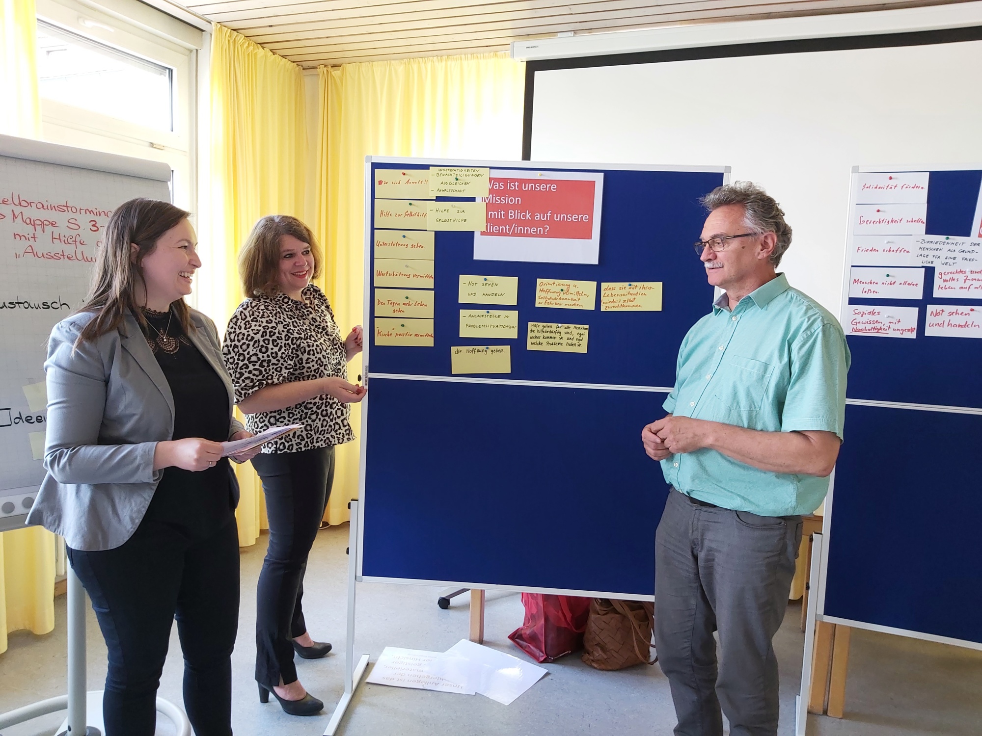 Drei Personen vor Flipchart