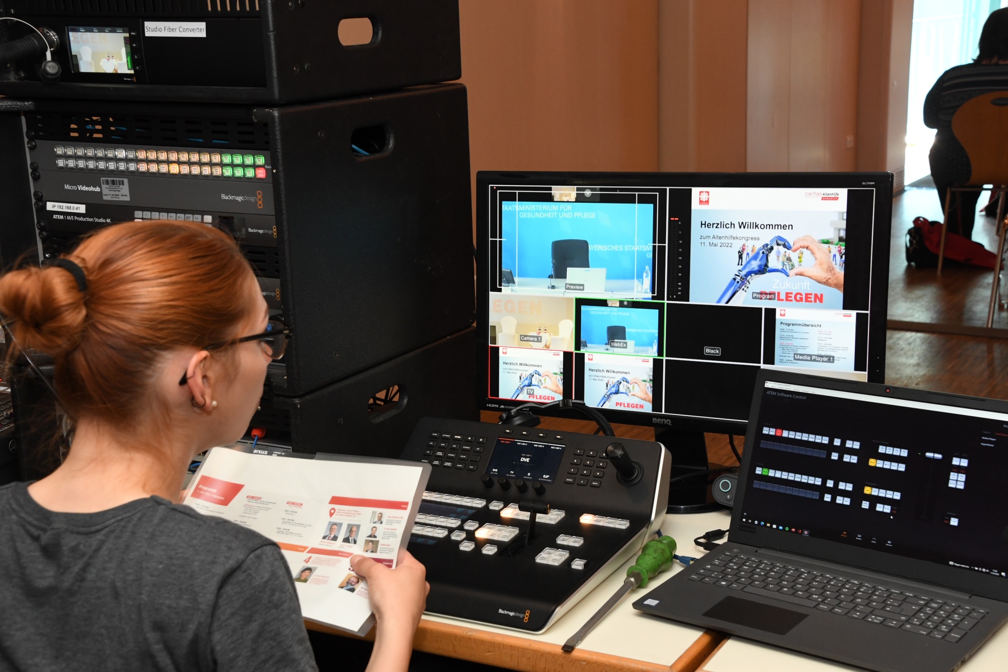 Person hinter Computern