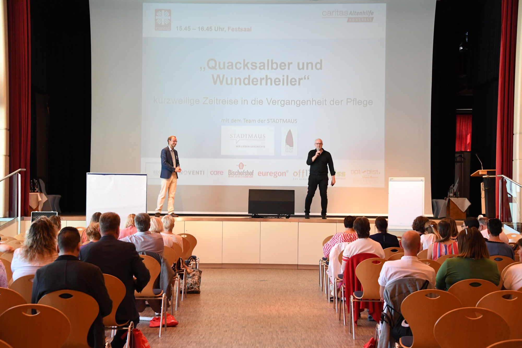 Redner und Personen in einem Kongressraum