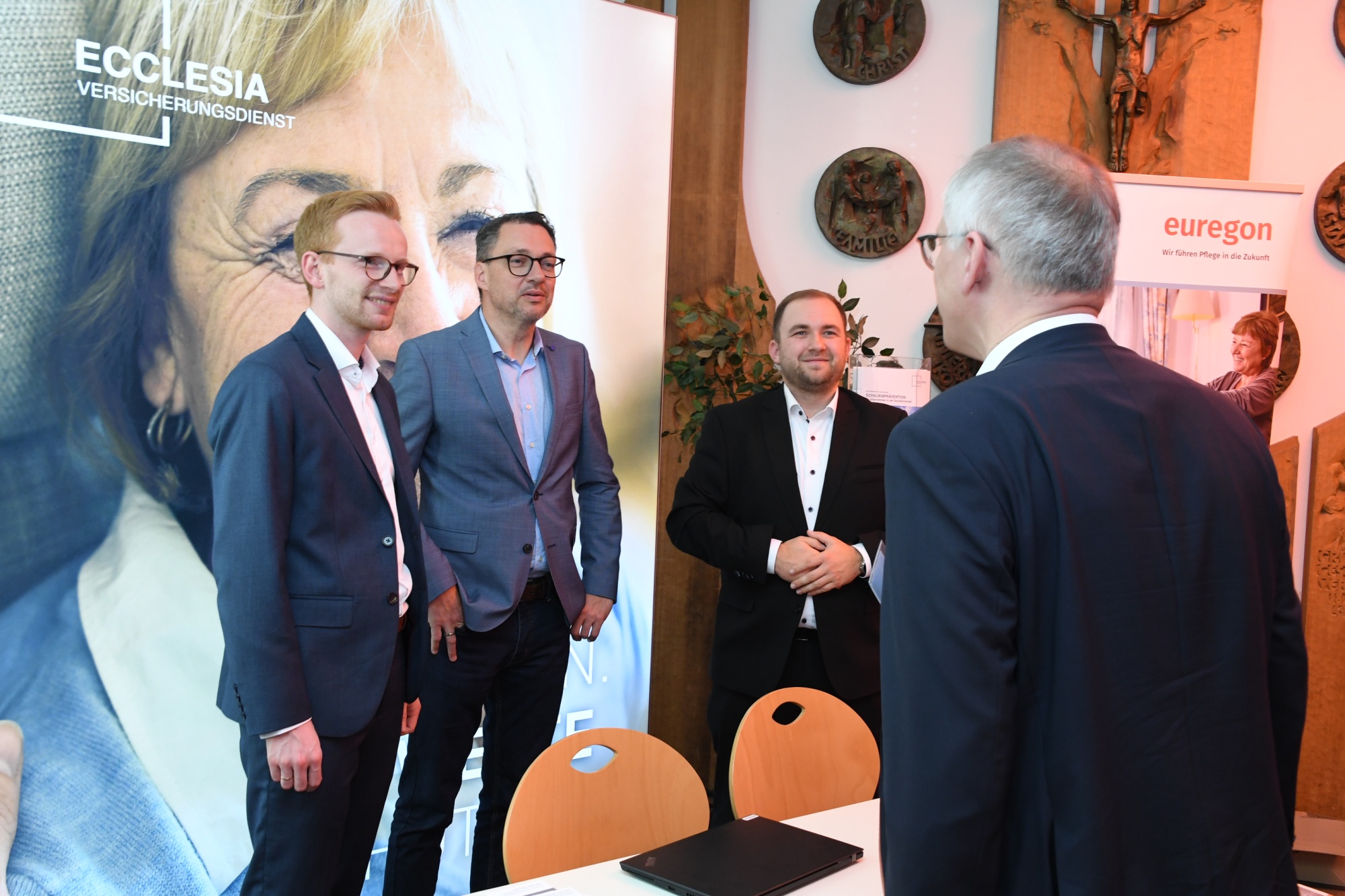 Personen auf einem Kongress