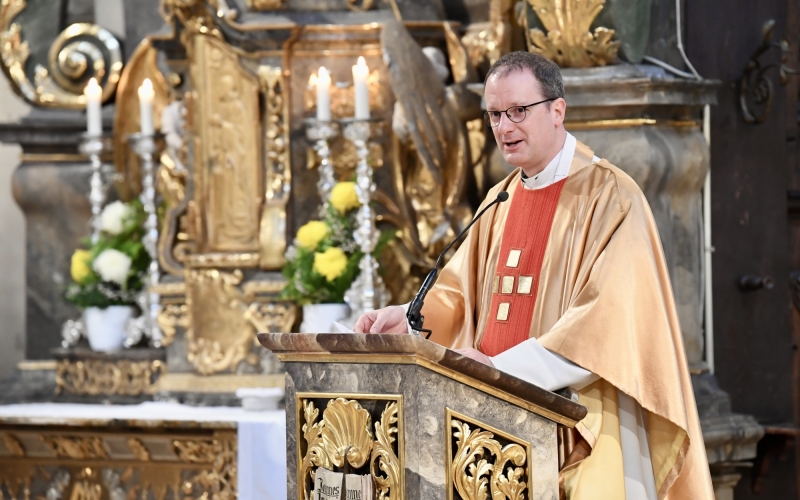 Geistlicher in Kirche