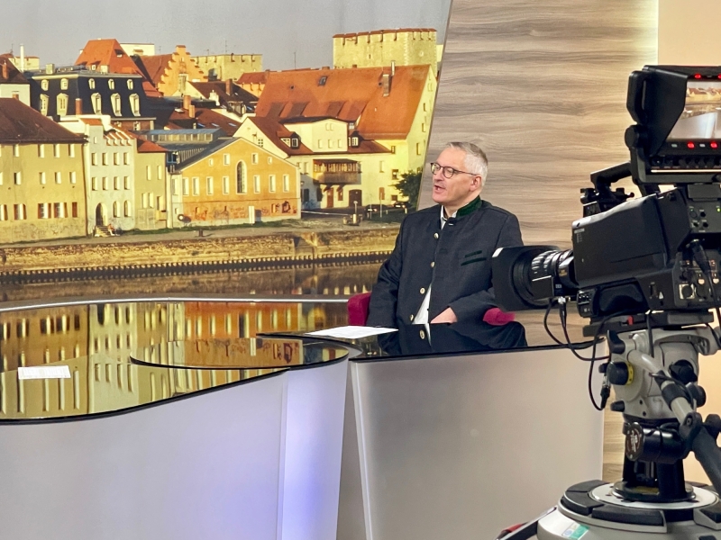 Blick auf die Studiokulisse mit Panorama-Hintergrund einer Stadtansicht.