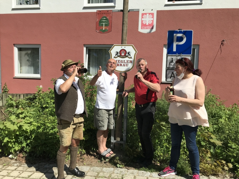 Vier Personen vor Baum