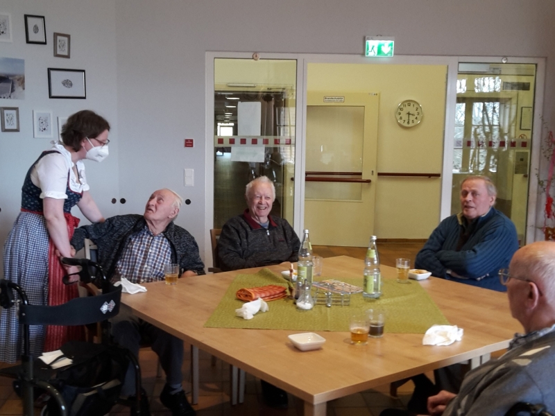 Senioren an Tisch