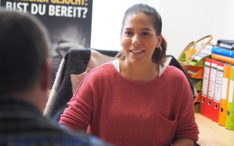 Zwei Personen im Gespräch