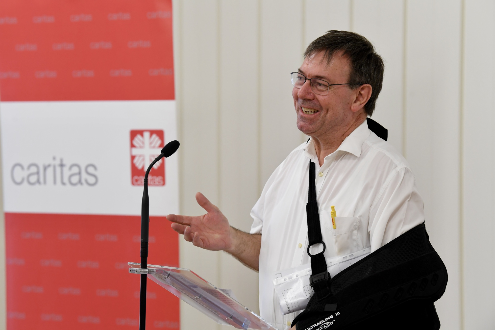 Redner an Mikrofon