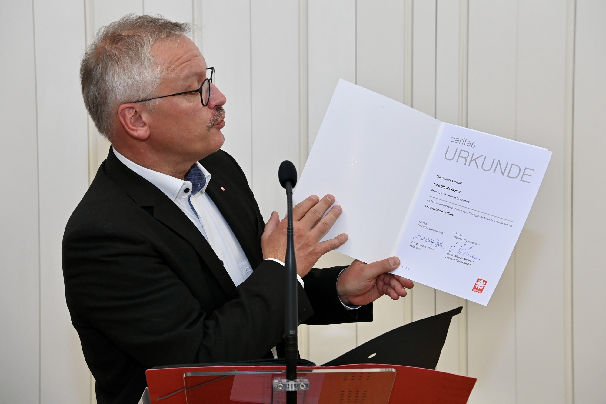 Redner mit Urkunde