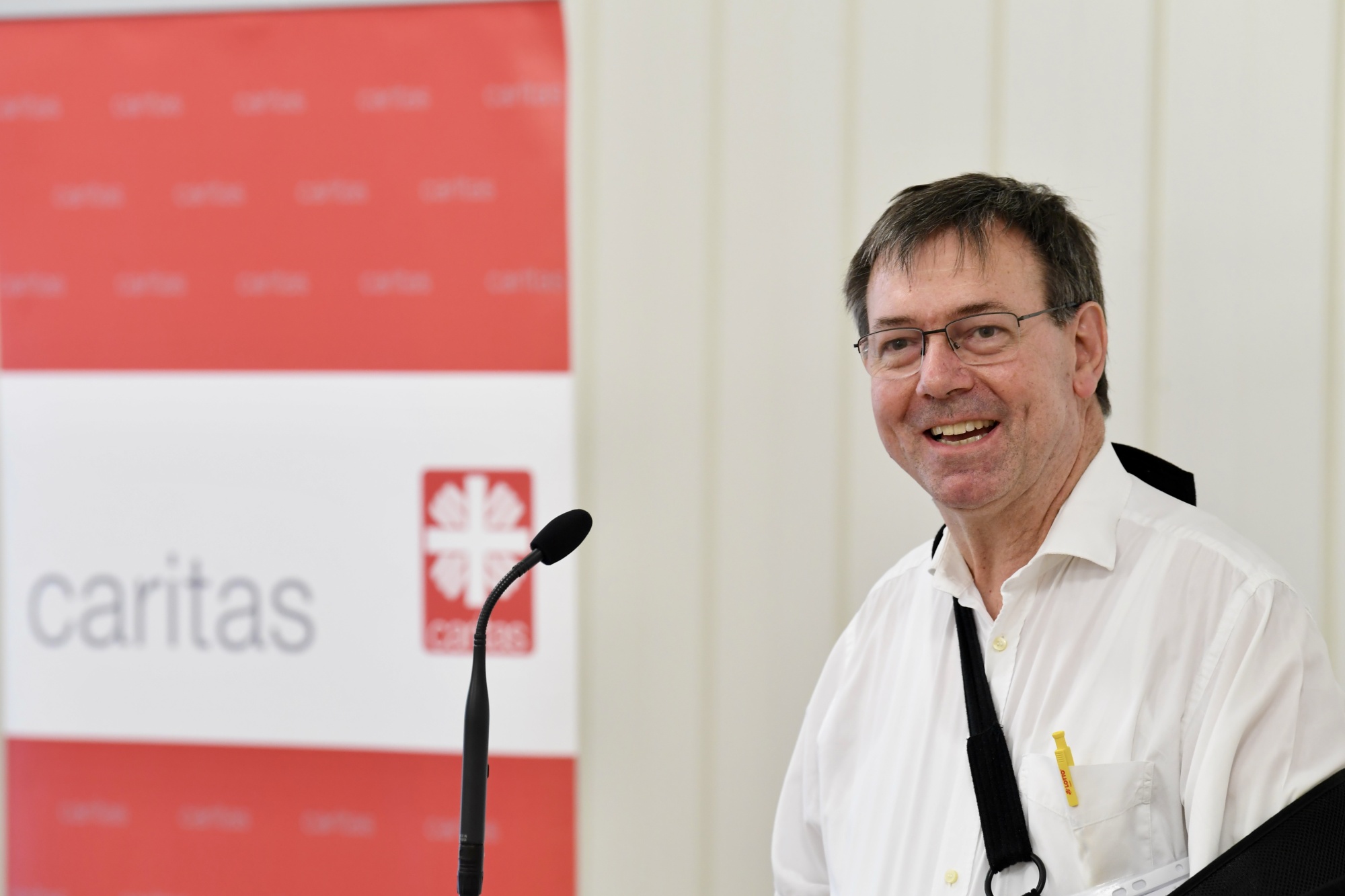 Redner an Mikrofon