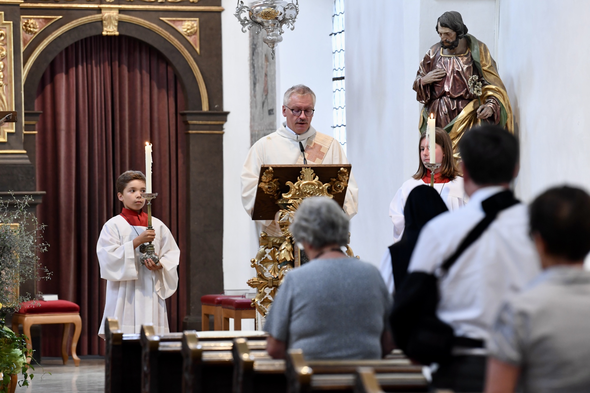 Geistliche in Kirche
