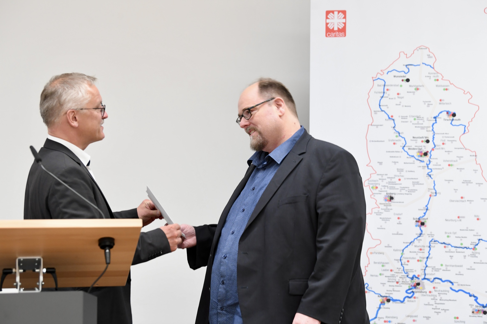 Redner gratuliert
