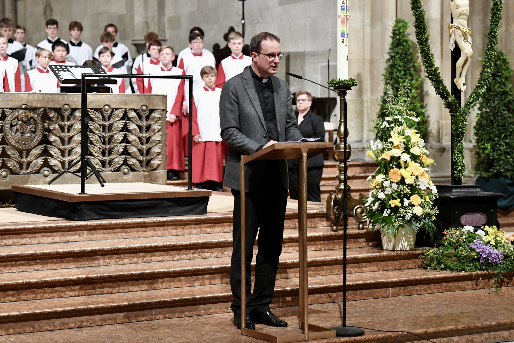 Mann an Rednerpult in Kirche