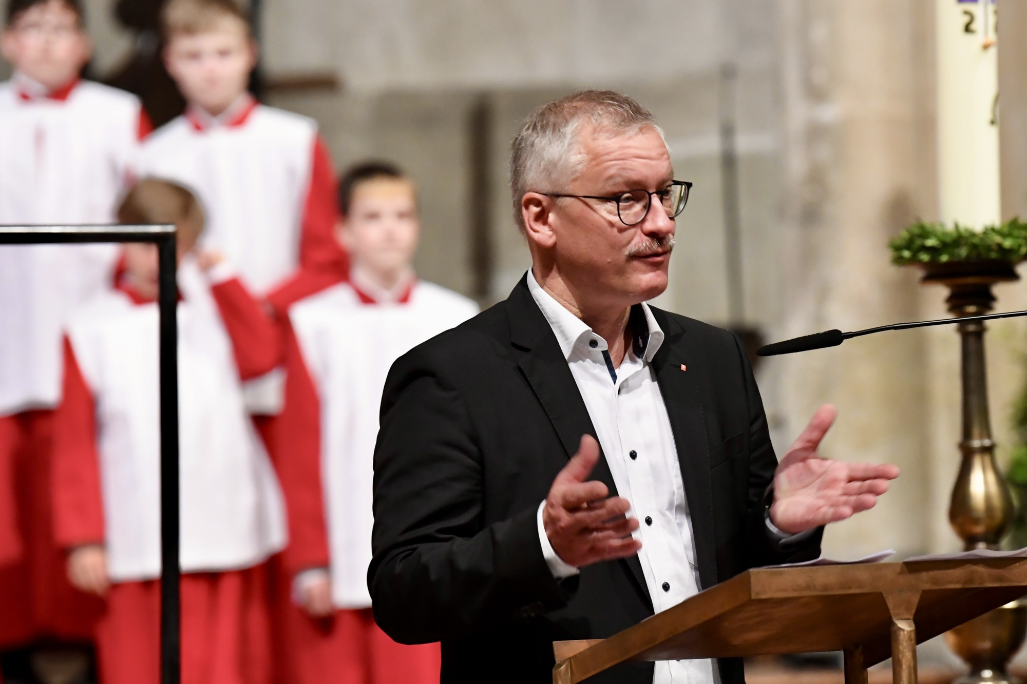 Mann an Rednerpult in Kirche