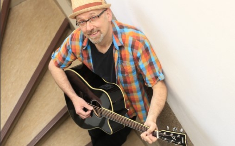 Mann mit Gitarre