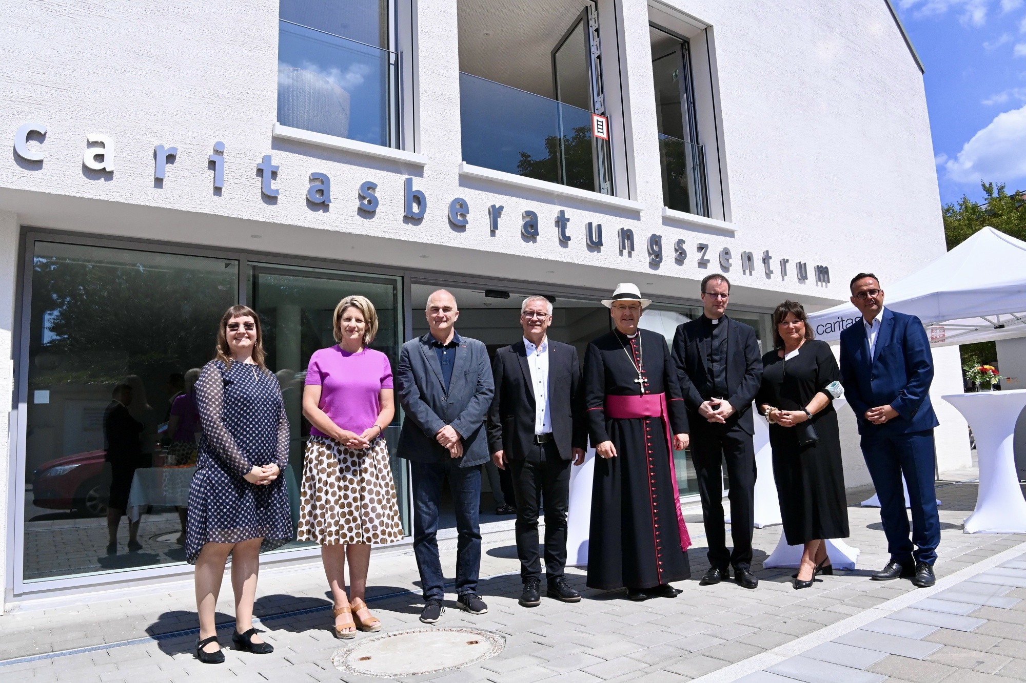 Gruppenfoto vor einem Beratungszentrum