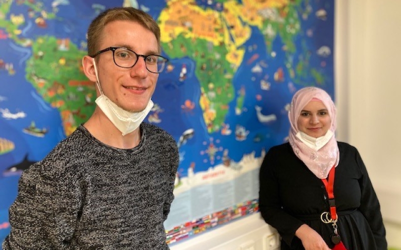 Zwei Personen vor Landkarte