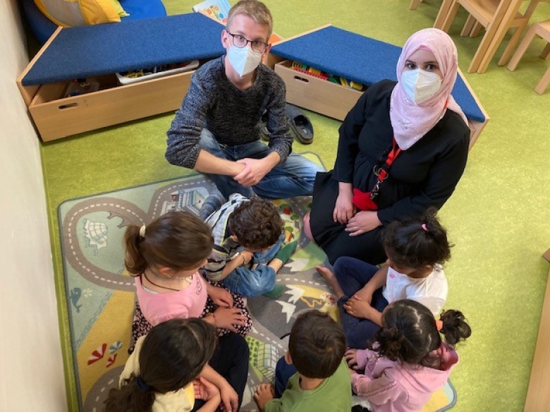 Personen bei Kinderbetreuung