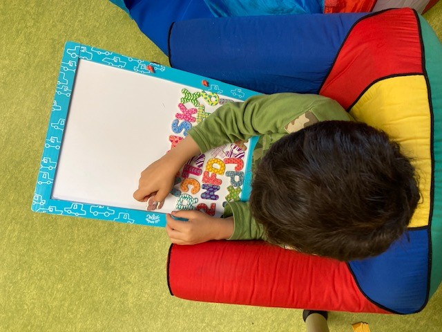 Personen bei Kinderbetreuung