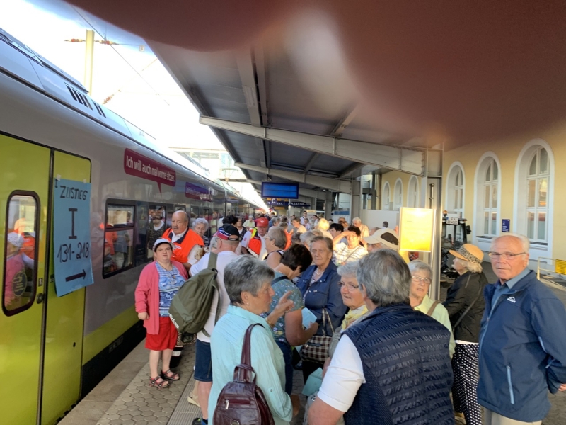 Personengruppe vor Zug