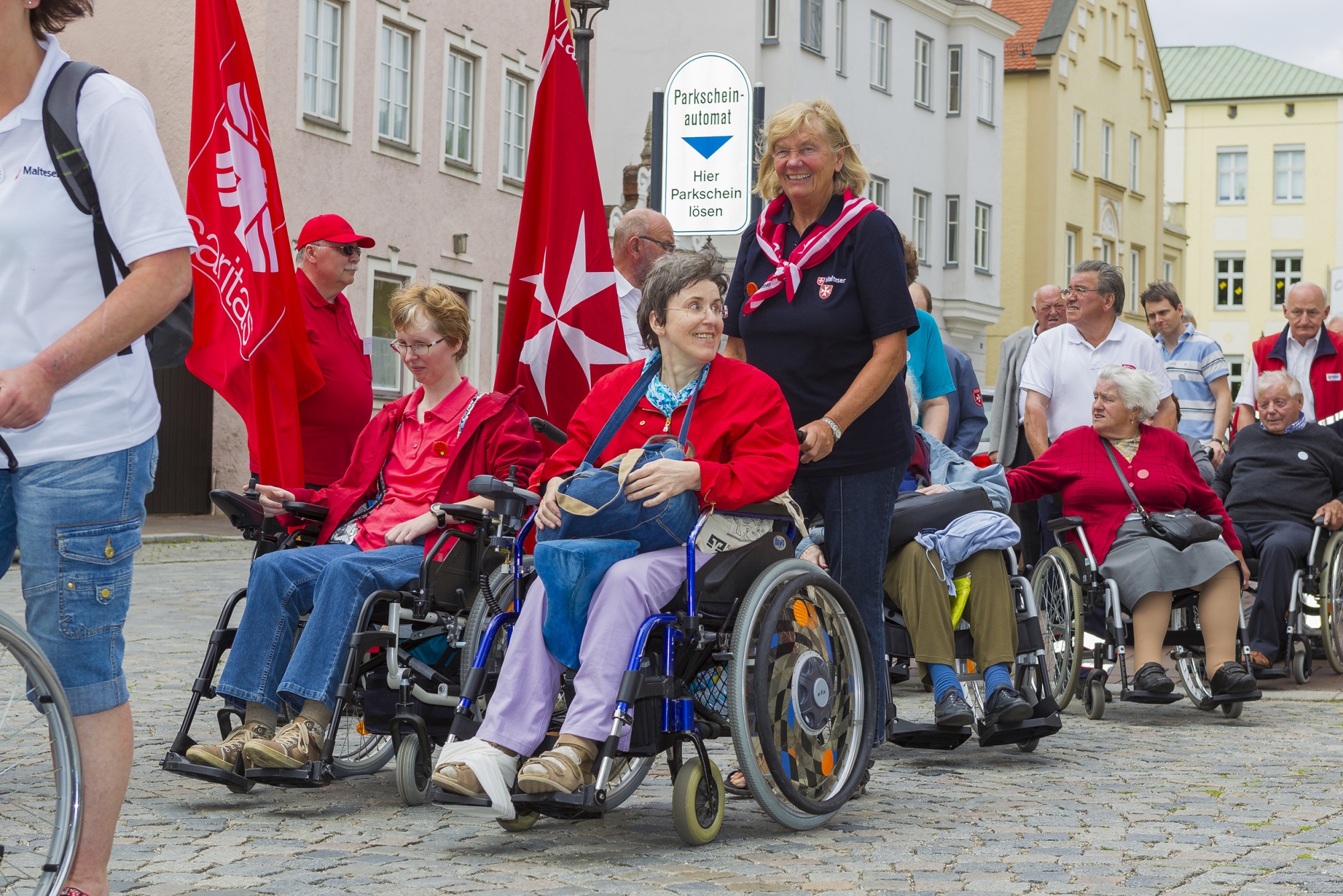 Gruppenfoto mit Rollstuhlfahrern