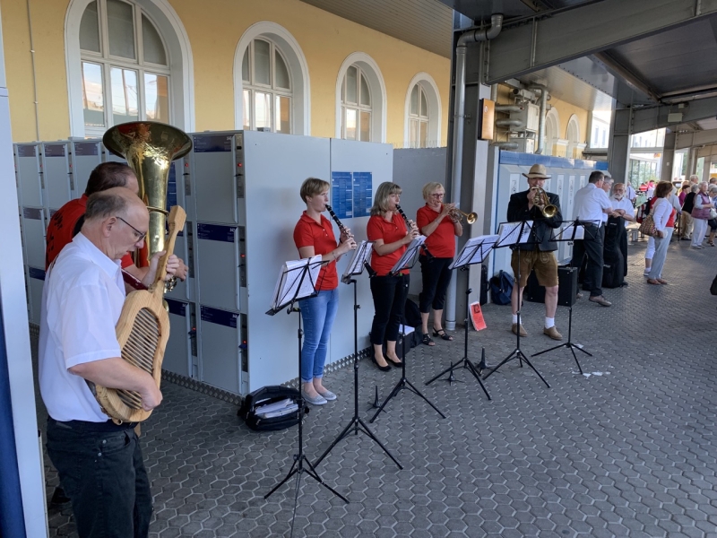 Musikkapelle an Bahnhof